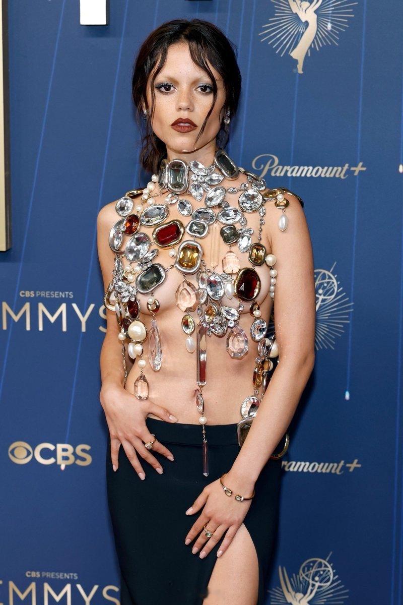 jenna ortega 在艾美奖颁奖典礼效仿了Isabella Rossell