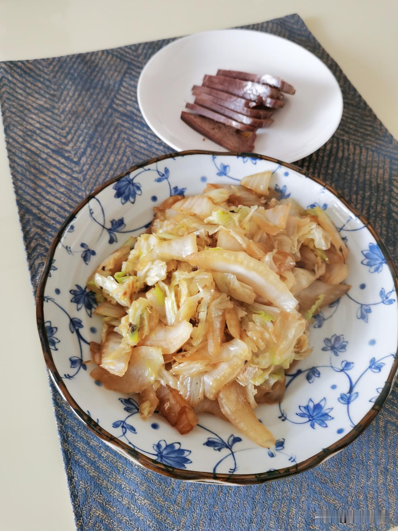 别人的胃是用来消化食物，
我的胃是用来收纳食物。