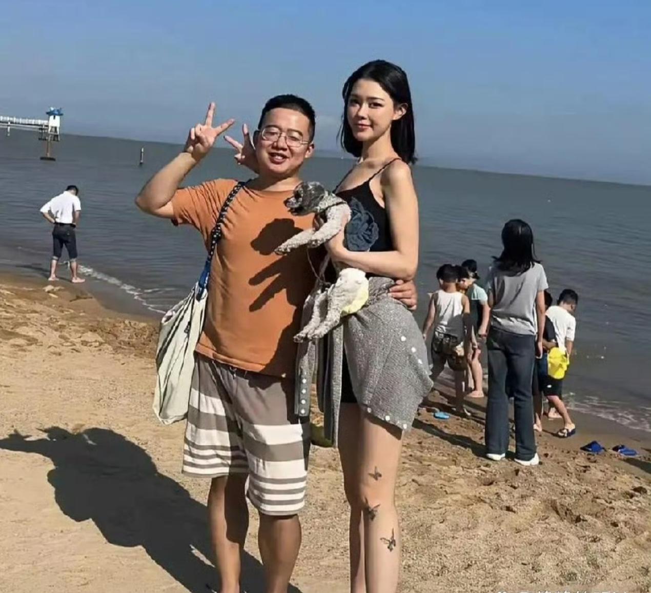 男的啥实力啊，凭什么能拥有这么漂亮的女朋友。 ​​​
