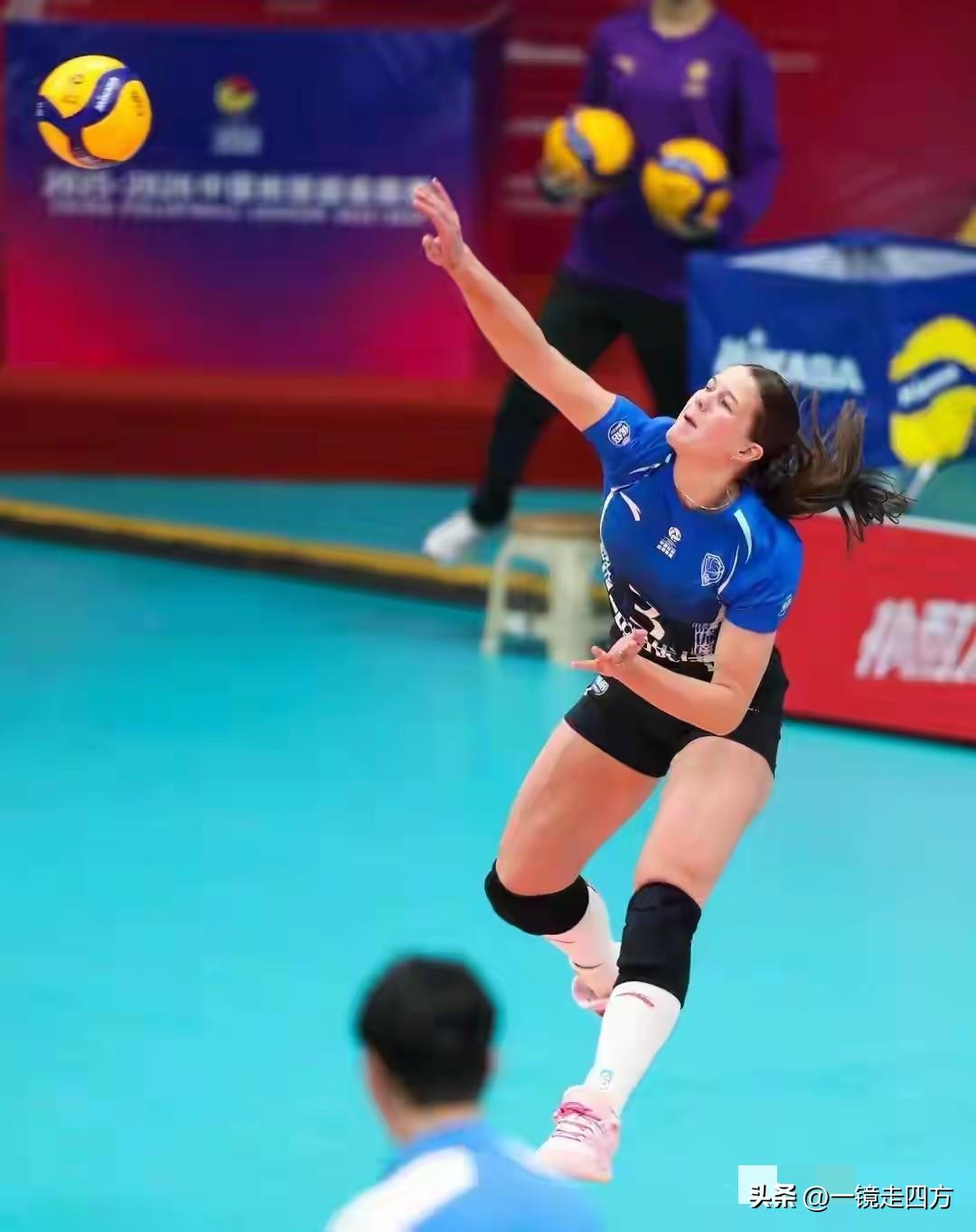 女排联赛总决赛第二回合，首战客场输球的上海队回到主场卢湾体育馆，再次对阵全华班的
