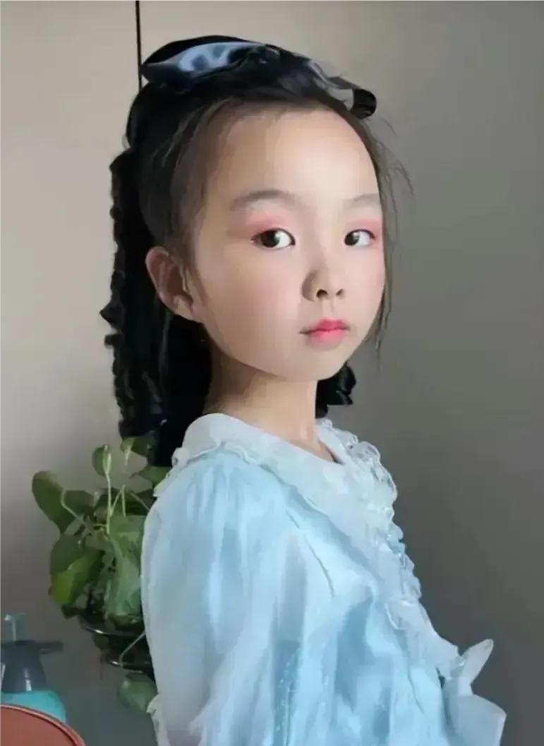 田静晒孩子，一个孩子一个账号，有人说好像多有功一样。
有人说，从图片可以看出，把