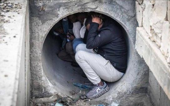 导弹警报响起时，一群非洲裔以色列人没进防空洞，而是蜷缩在特拉维夫的下水道里。
 