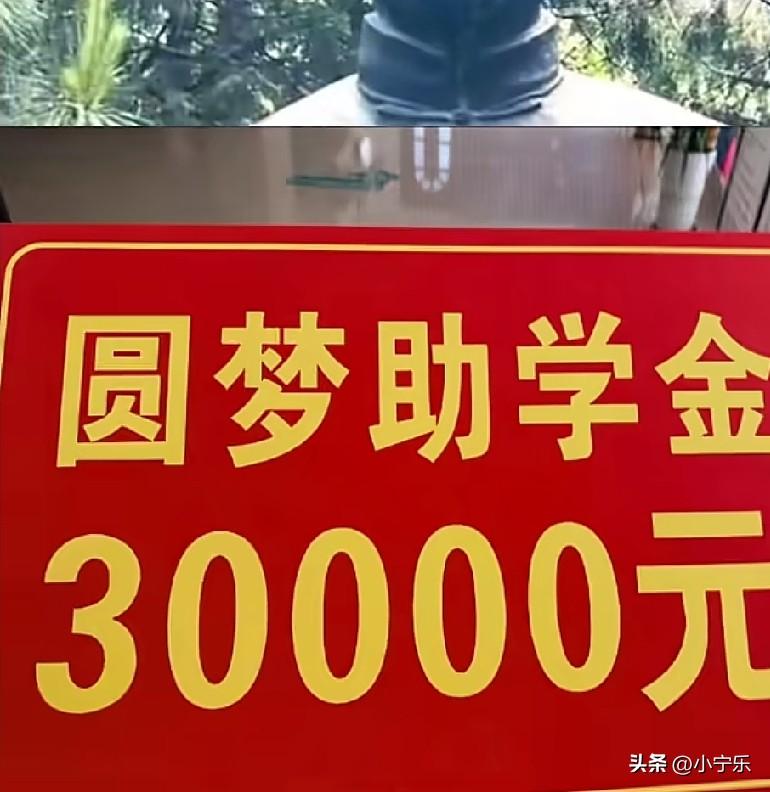 7月26日，安徽亳州利辛县，一名高考生回学校领取北京大学录取通知书，房东看到录取