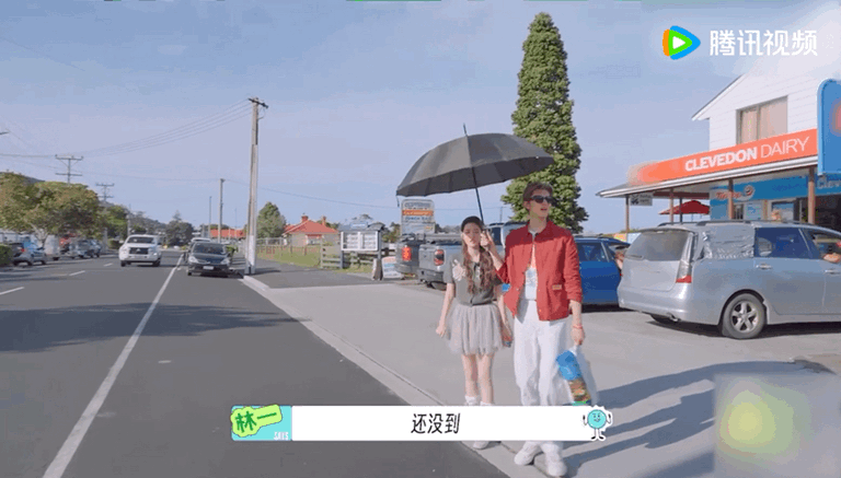 林一高个子打伞的坏处来了我笑拥了。。高个子的坏处真的被我找到了、、啊啊啊但这个林