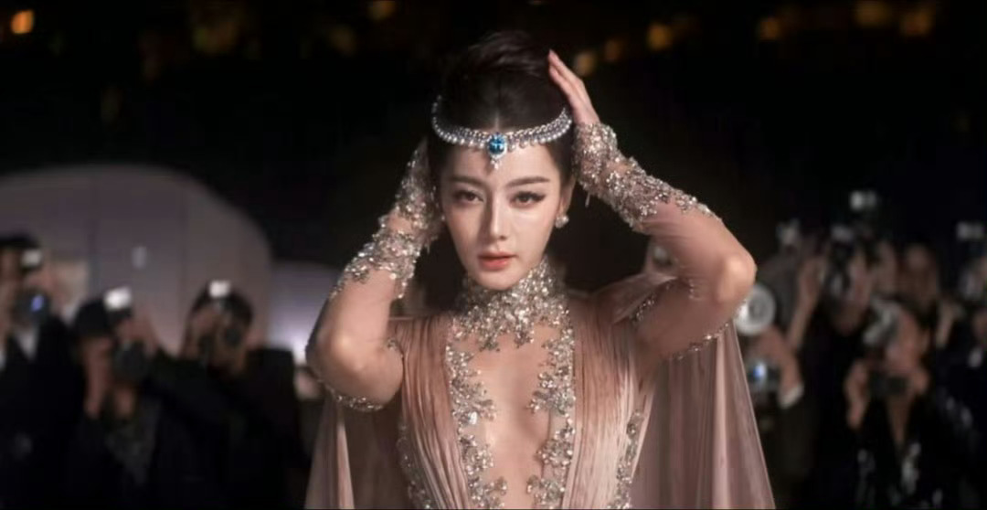 迪丽热巴蝴蝶飞走是巧合唯一真神来了[爱慕] ​​​