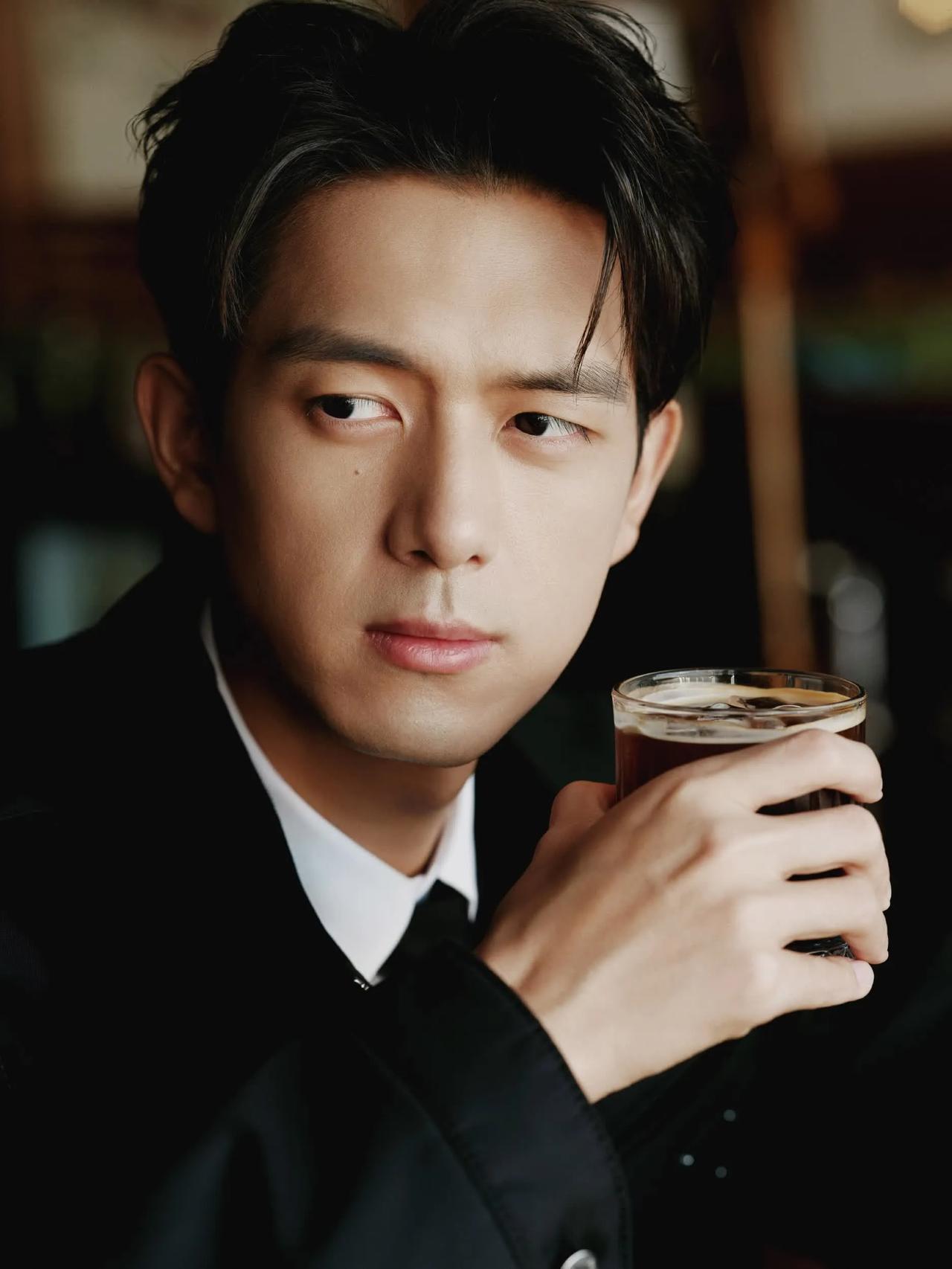在电影《酱园弄》的宣传活动上，导演陈可辛爆料李现是第一个推了《酱园弄》的人 ，这