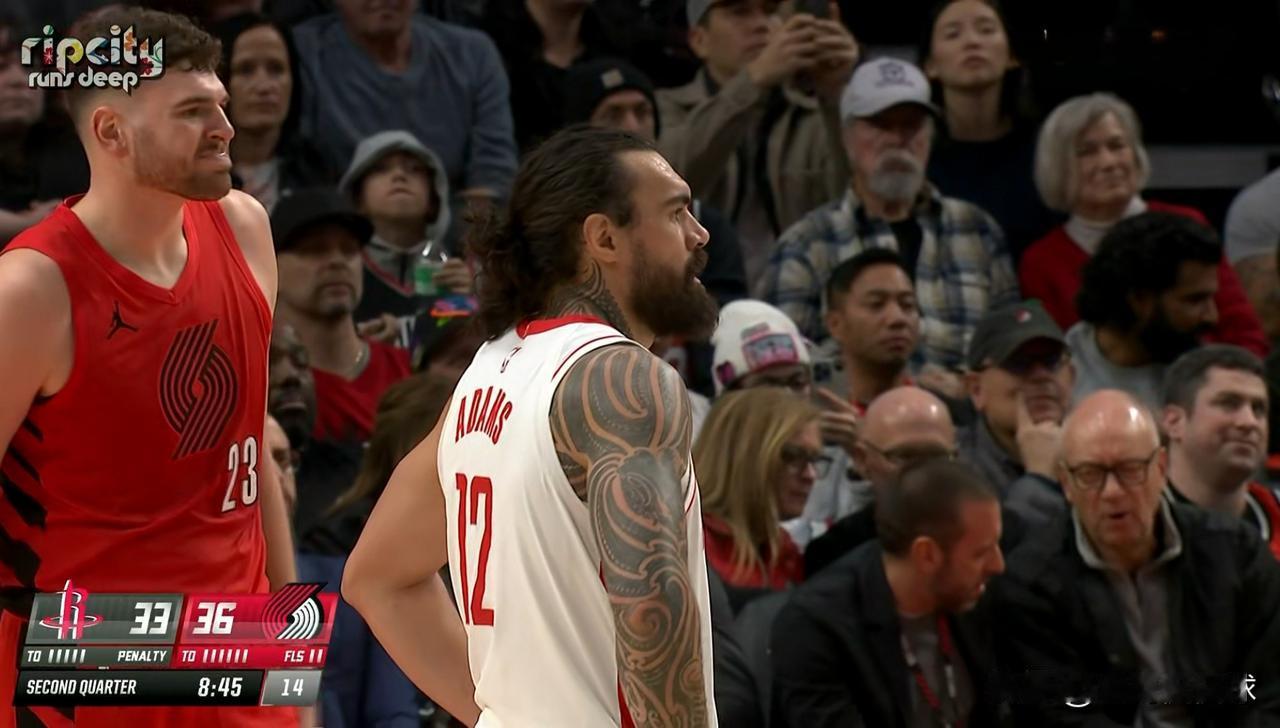 火箭中锋亚当斯真是难堪大用！在今天火箭客场以105：111不敌开拓者的比赛中，亚