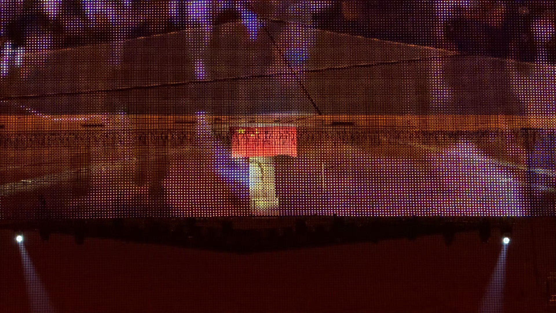 张杰唱铭记时给五星红旗打了光 歌声深情，灯光庄重，红旗在舞台中央熠熠生辉，张杰把