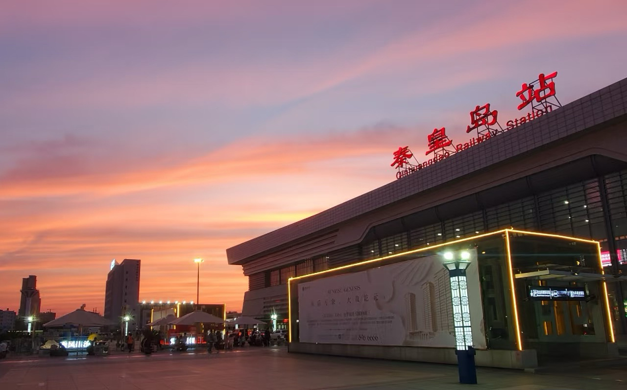 生活从来不会刻意亏欠谁，它给你一块阴影，必会在不远处撒下阳光。在路上…… 