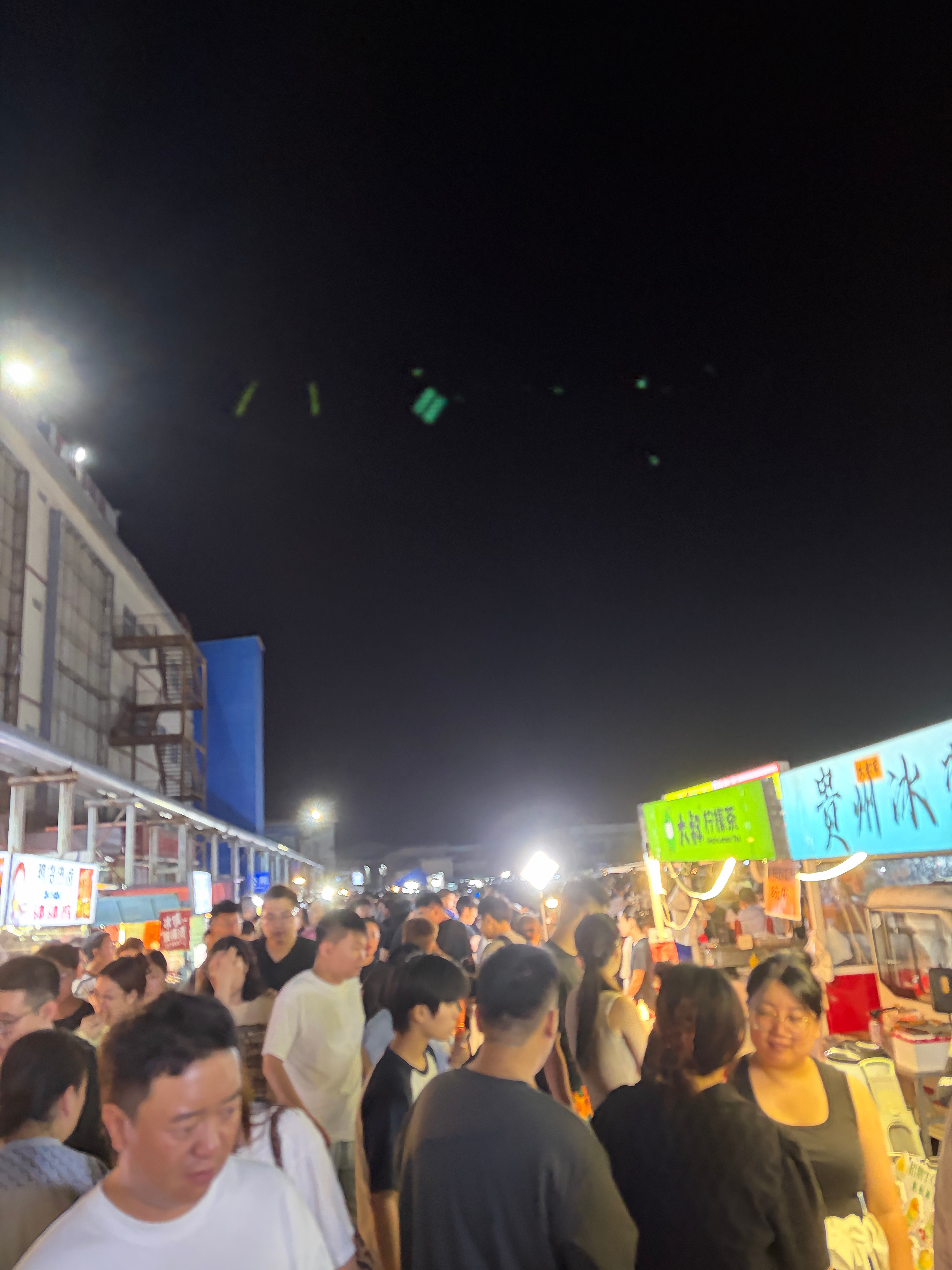 昨晚去了北辰汇川商贸城，好多车好多人，有个特别大的夜市，各种小摊，卖啥的都有