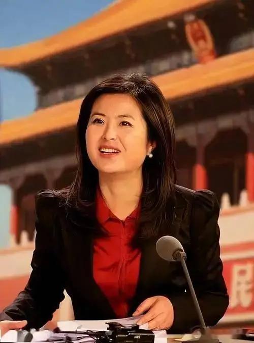 2015年，42岁的央视主持人张泉灵辞职后，瞒着丈夫把147万存款，给了一位80