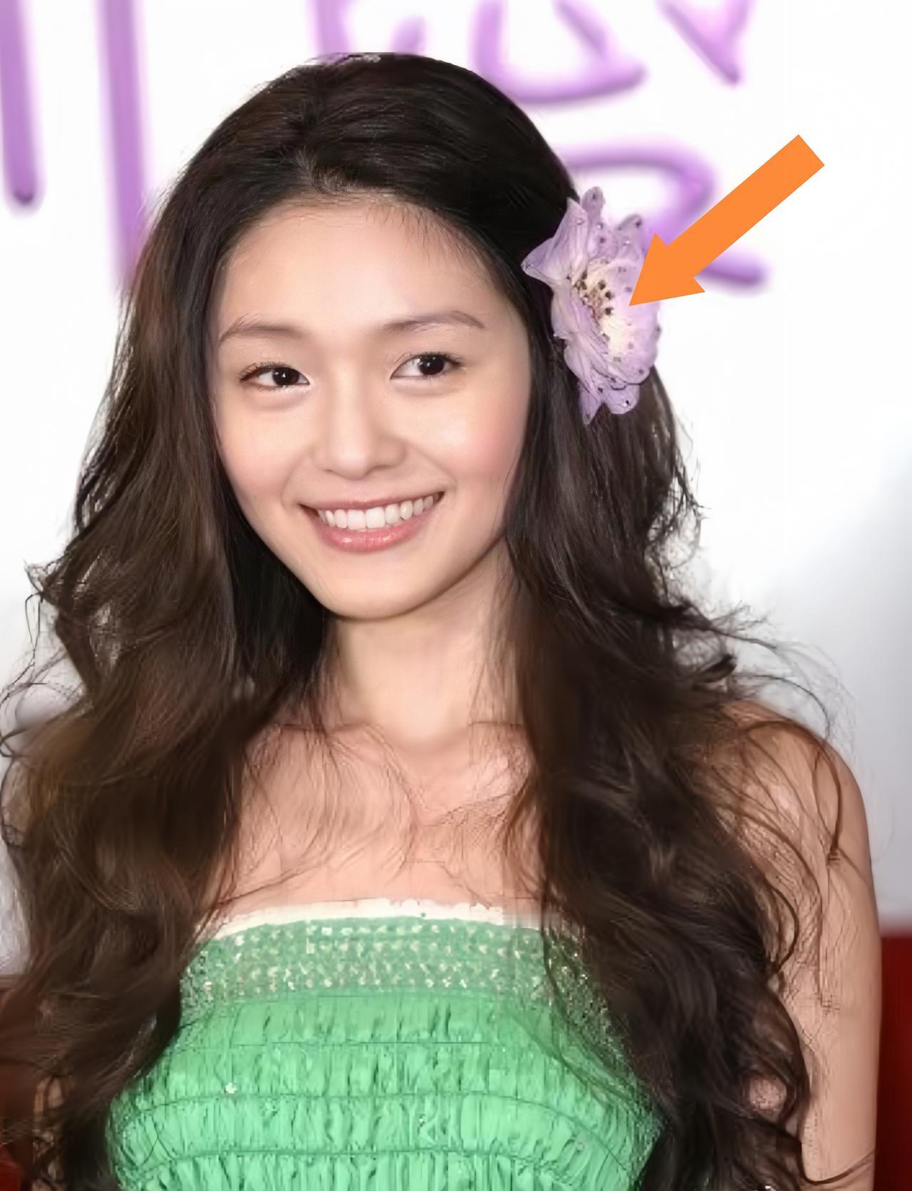 说实话，也就大S，敢这么轻松驾驭头上这么大一朵花，这朵花几乎能遮住半张侧脸、整个