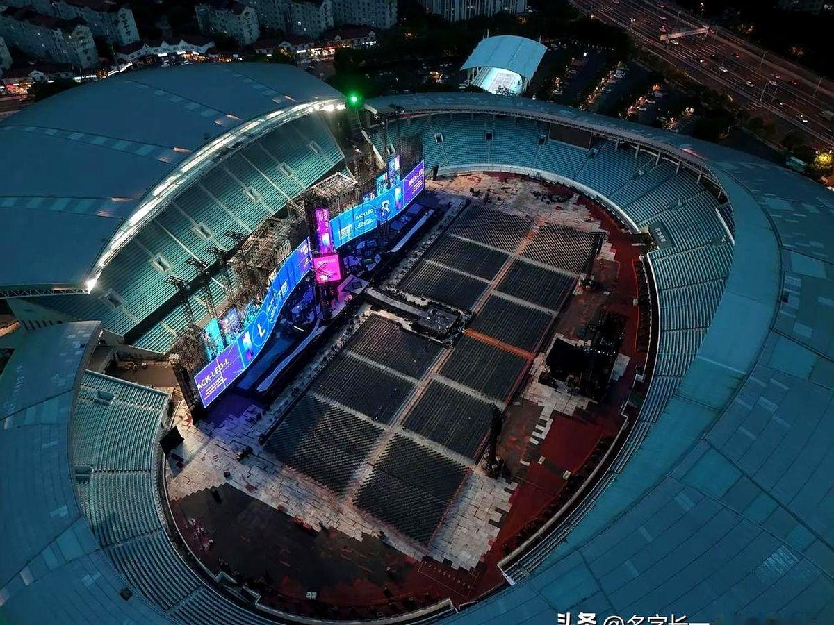 陶喆前脚落地常州，球迷后脚就接到“休战”通知——本周苏超常州队直接放假。
为啥？