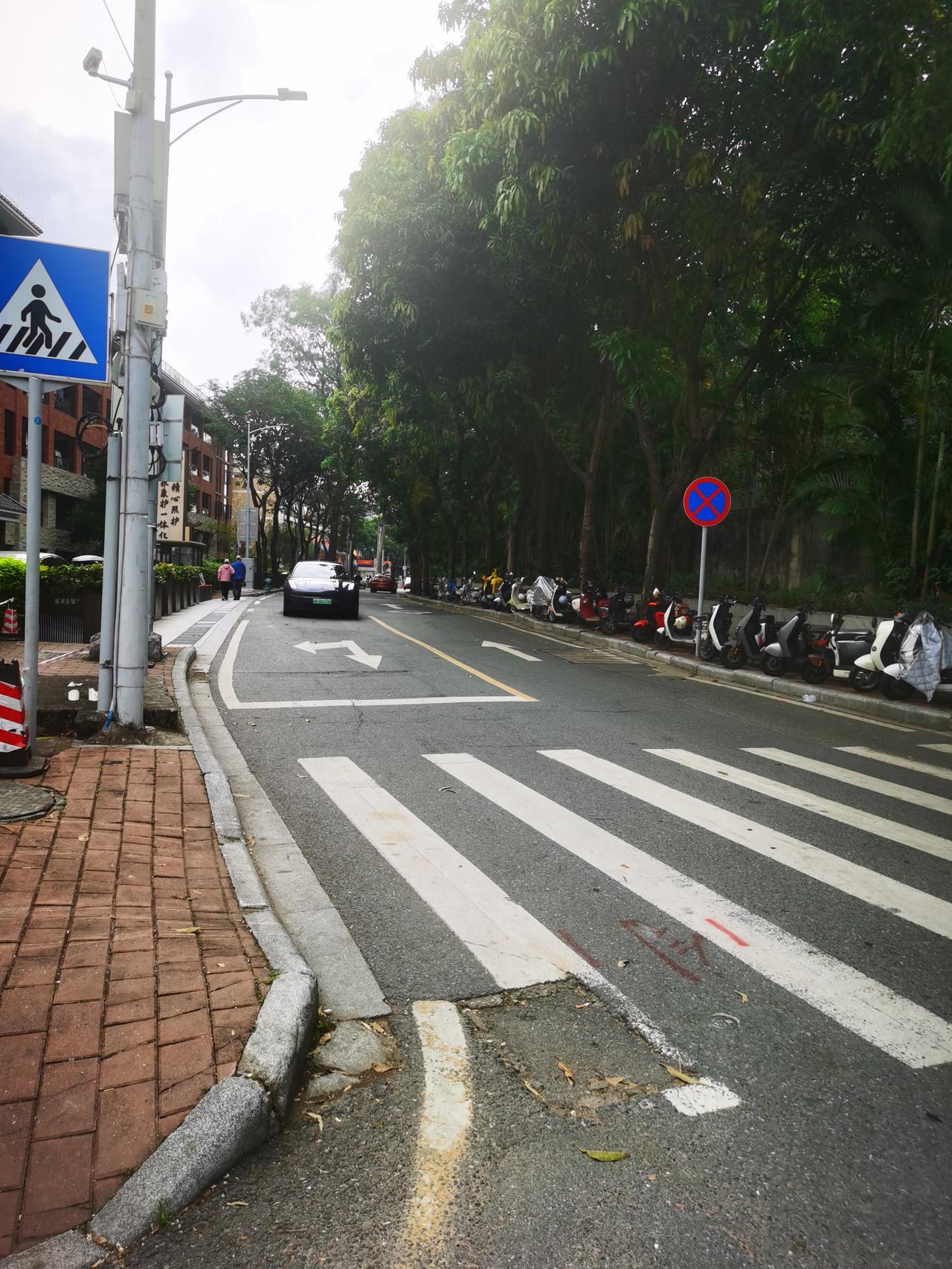 开车也要有车德。

刚外出办事，走在图片的这条路上。一辆小车突然转向，横在我的面