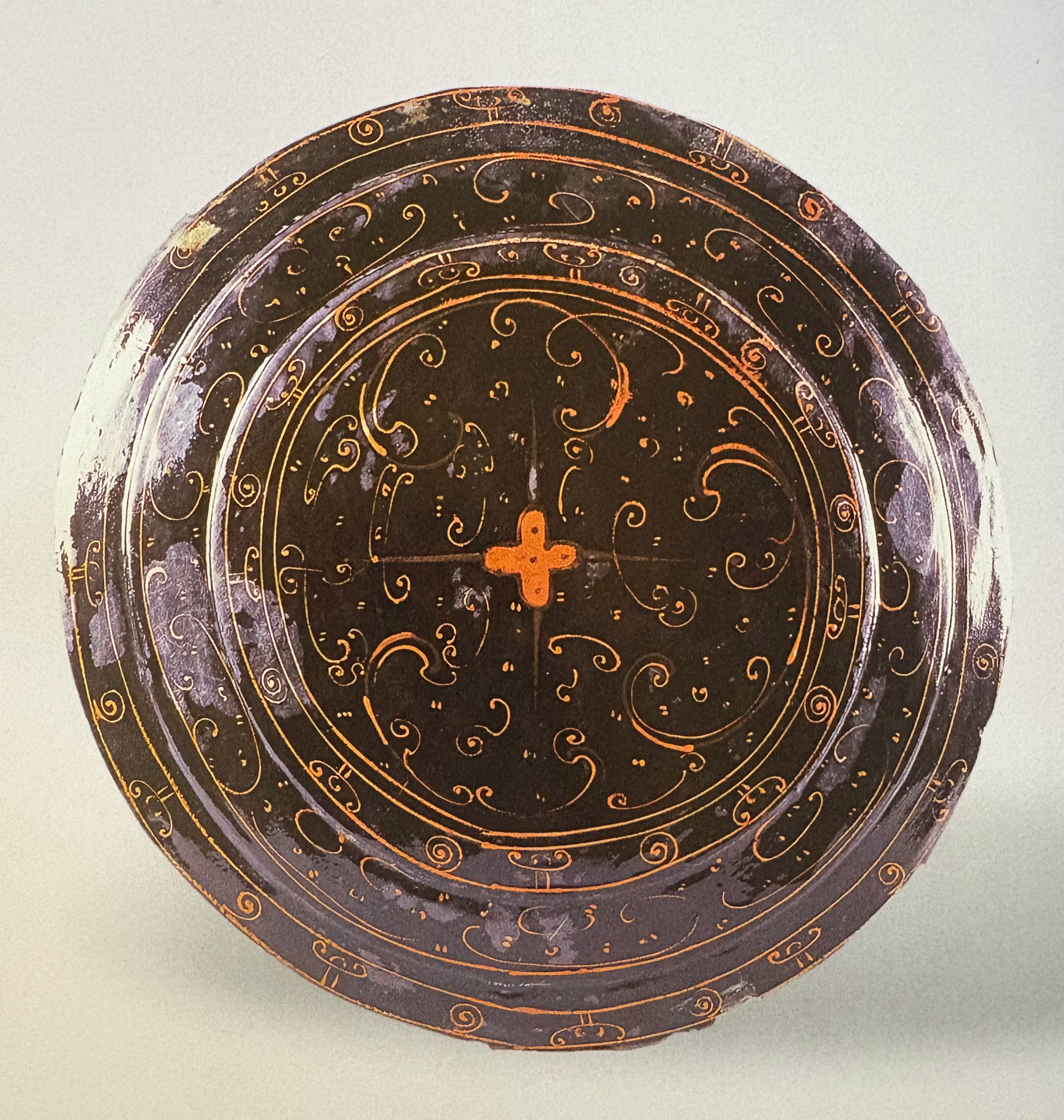 江苏扬州市博物馆藏1998年邗江西湖山头M2出土西汉:彩绘云气几何纹漆奁，盖和底