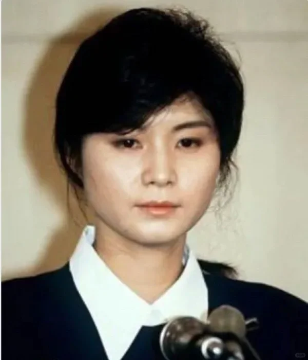 金贤姬，朝鲜女特工。曾策划空难，炸死115个人。韩国逮捕她后，总统又特...