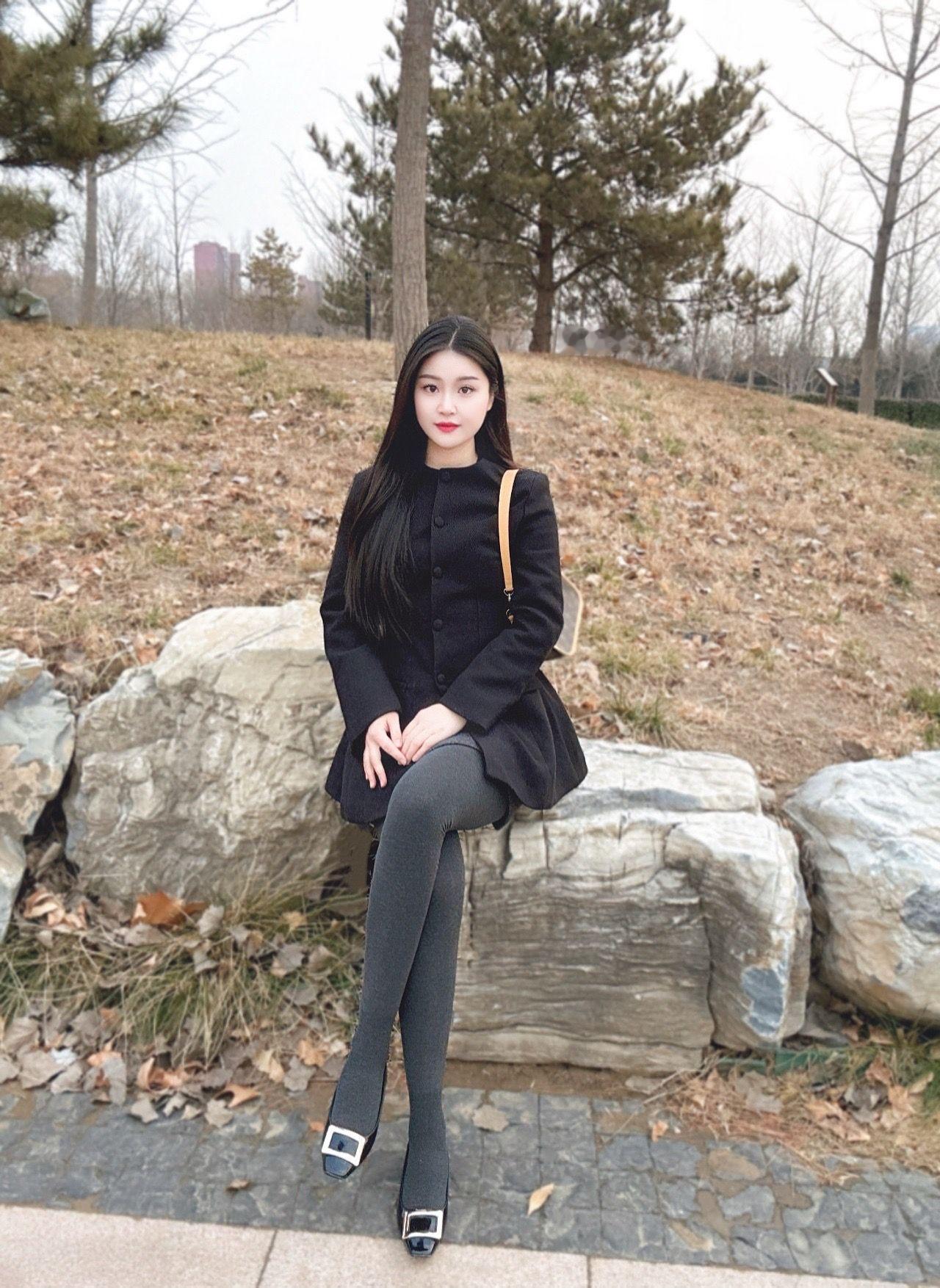 冬日穿搭指南：黑色大衣+长靴，温暖又时尚！