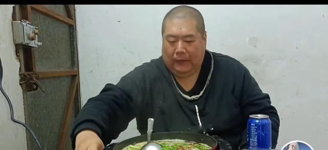宋得膘这人快混不下去了，早年跟沙和尚、小三轮一起做吃播，结果人家沙和尚现在房车自
