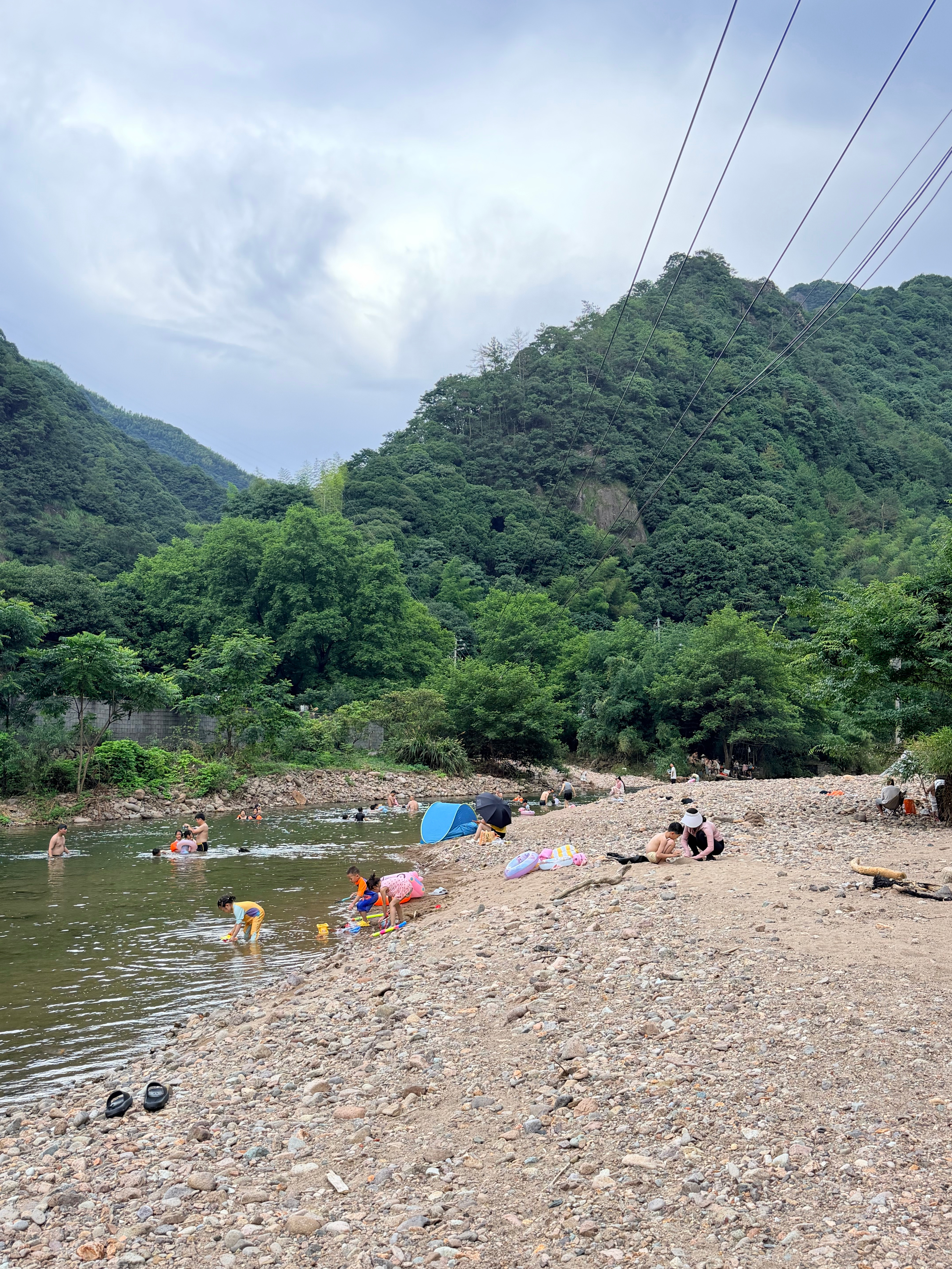 乡下日常，就是每天带娃找不同地方游泳。 衢州·胜塘源村