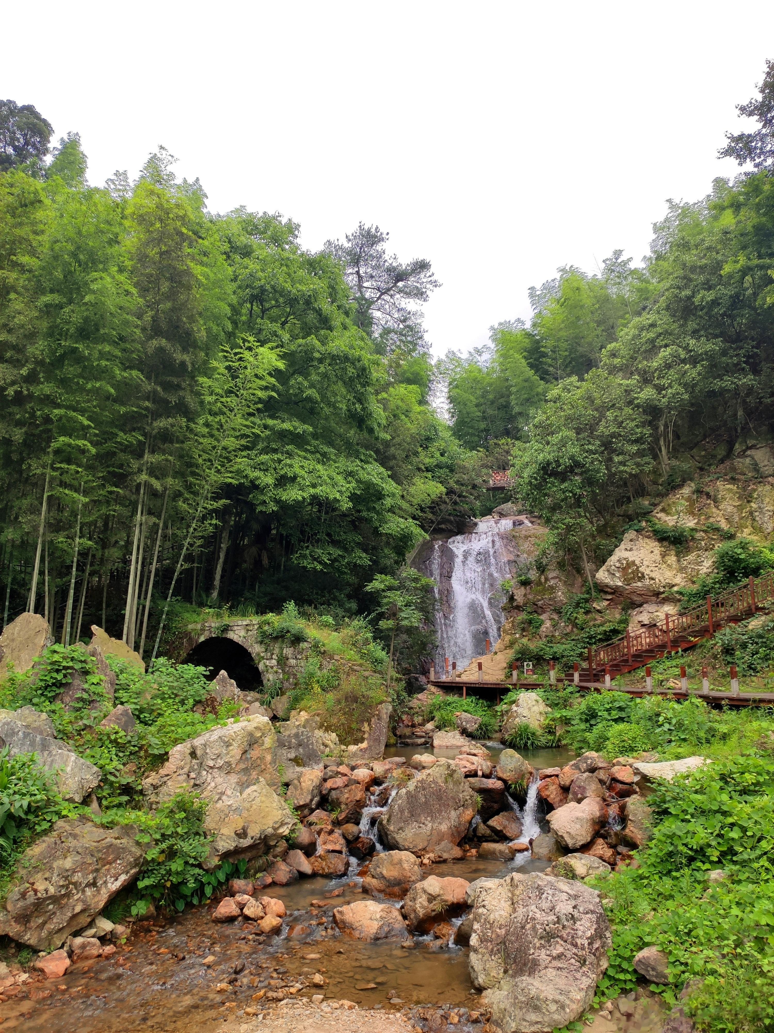 #驴友眼中的武功山# 武功山脚下，龙溪秘境，遇见清泉石上流～[羞嗒嗒] #全球学