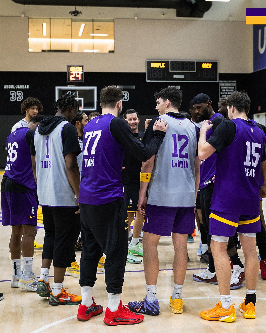 湖人全队备战明天对阵爵士，本周唯一一场比赛。