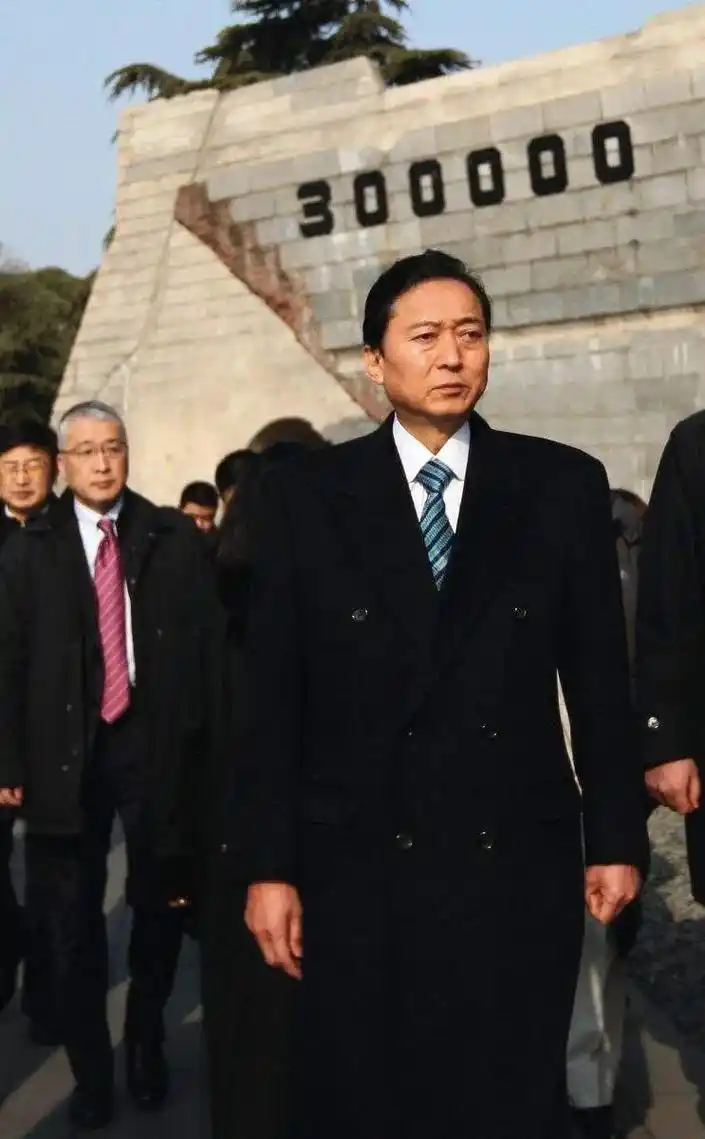 鸠山由纪夫参加九三阅兵鸠山前首相一直明确反对参拜靖国神社。2013年访问过南京大