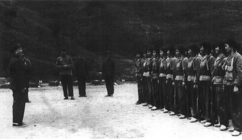 1974年皮定均在福建省视察工作中，观看南靖县女民兵训练时讲话。