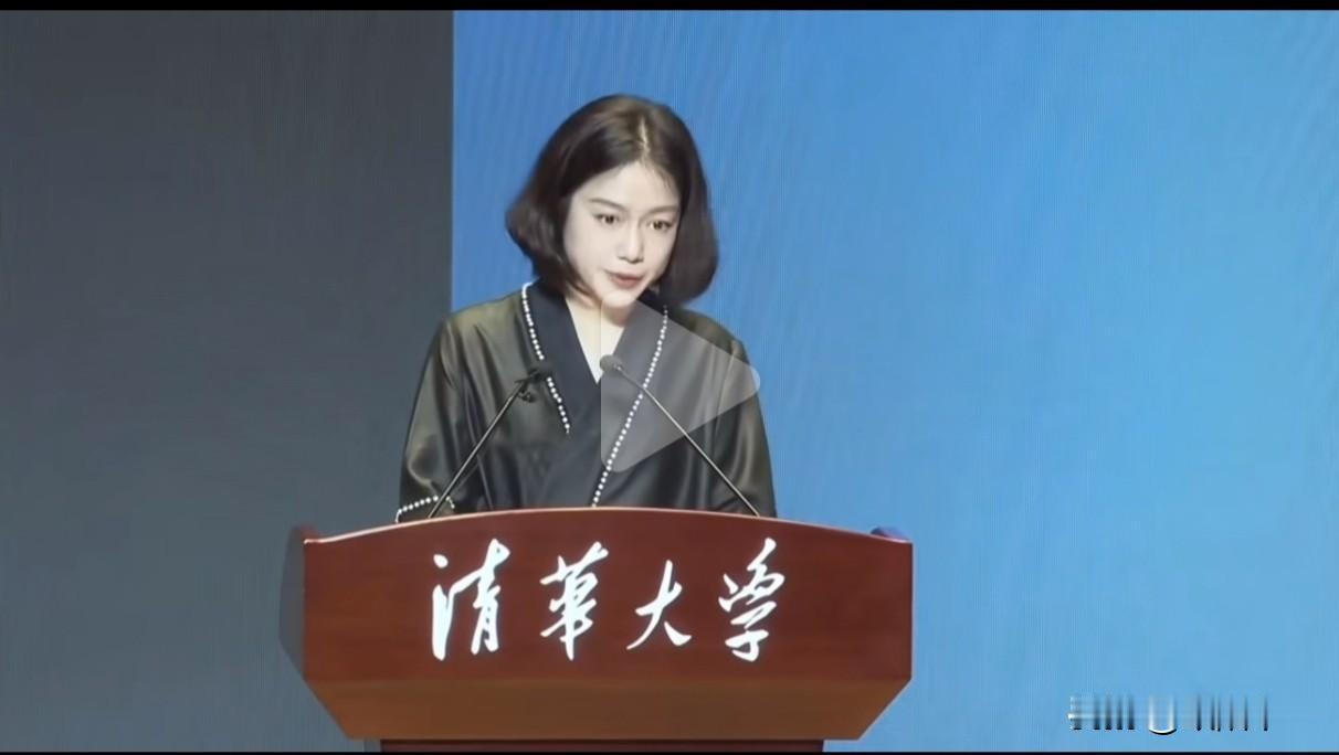 50岁的翁帆亮相清华大学发表演讲，利落清爽的短发，干净知性的气质，可以看出在杨振
