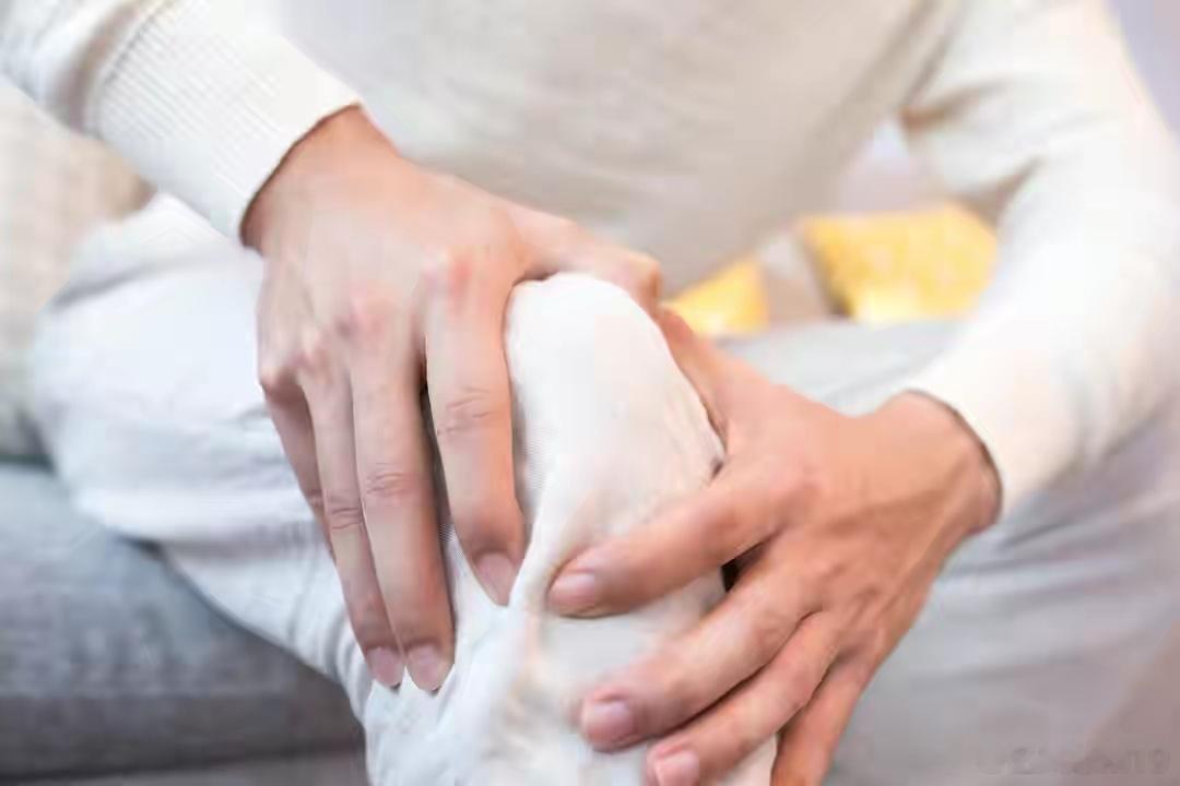 引起膝盖疼痛的原因主要有以下几种·第一，对于中老年人而言，膝关节疼痛通常是由骨性