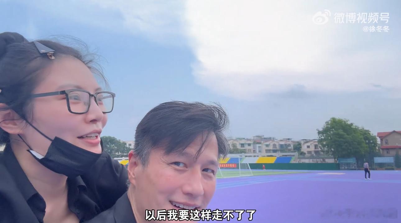 徐冬冬尹子维首场千人暴躁英语尹子维线下首场千人暴躁英语兑现！和全场同学一起放开嗓