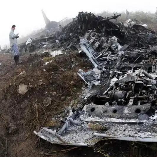 《突发特讯！印尼一架飞机遭遇枪击坠毁，已致两名飞行员不幸遇难，罕见情况引发国际热