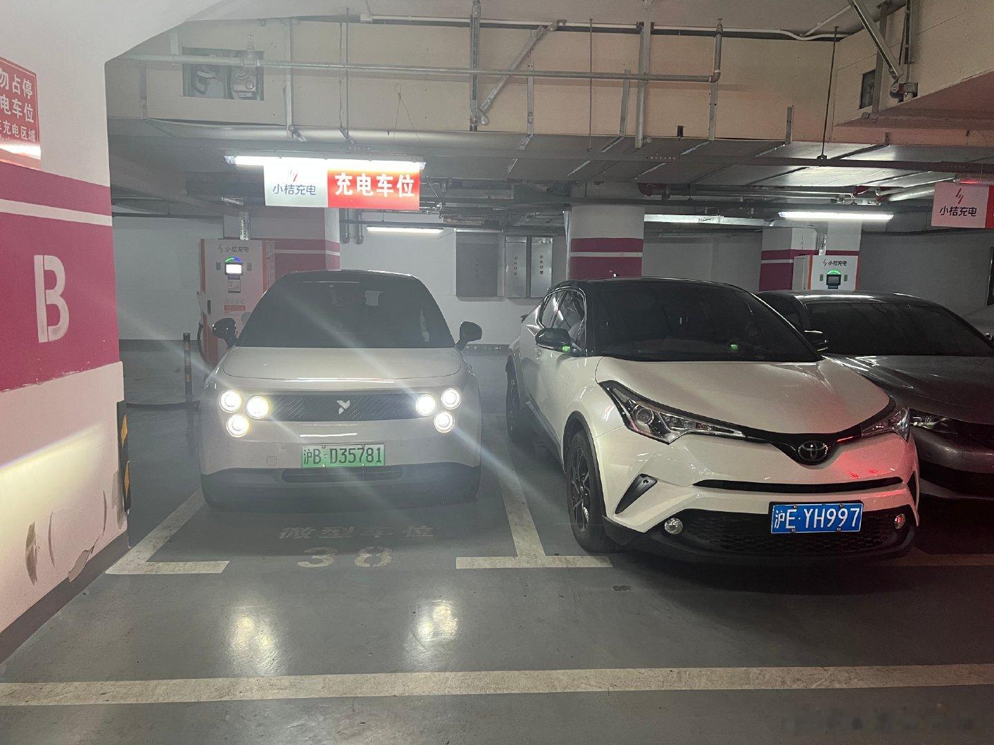 滴滴快车挤了三四把都停不进去的微型充电位，咱们小萤火虫轻松进，还两边都能开门。萤