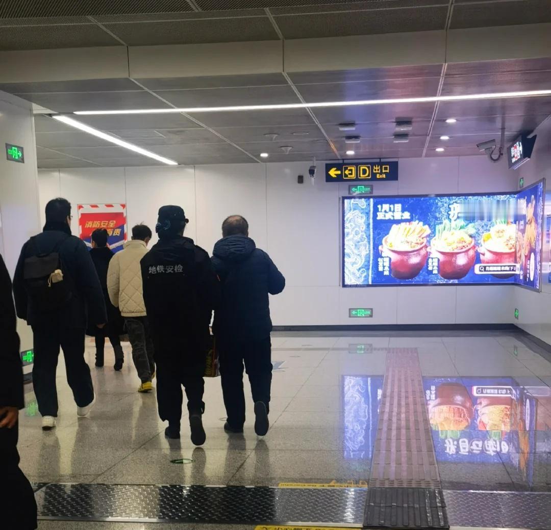 就那么点儿工资至于做到这样吗？
标题党了家人们，为了热度，请原谅
[赞][赞][