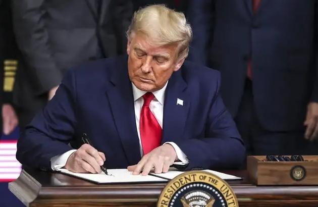 特朗普签了，“真相很快会水落石出”
美国总统特朗普11月19日晚发文说，他已经签