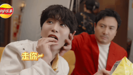 看腾哥和丞丞边吃边怼，比追剧还上头，腾哥香喷喷地吃，乐呵呵地发挥嘴强实力，光是看