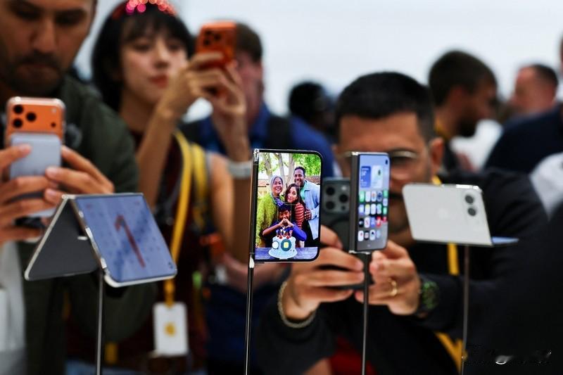 折叠屏iPhone发布 黄牛党先兴奋了 折叠屏iPhone刚官宣，黄牛党先嗨起来