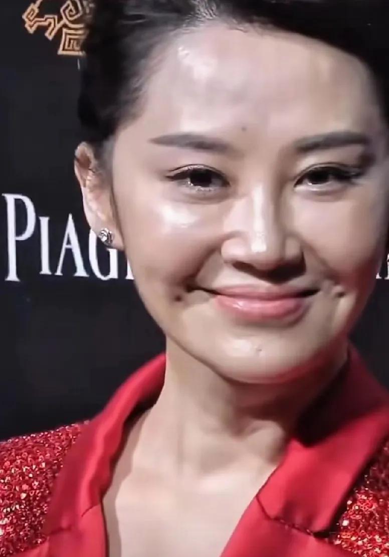 许晴在乌镇戏剧节上笑了一下，苹果肌纹丝不动。
像按了静音键。
旁边六十岁的何赛飞