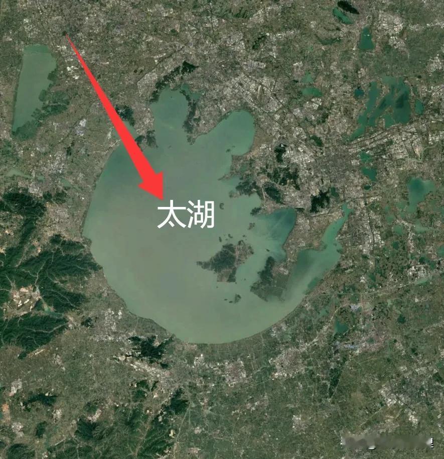 太湖清出的2.4亿方淤泥，为啥宁可船运到宜兴堆成山，也不直接在湖里造个岛？

你