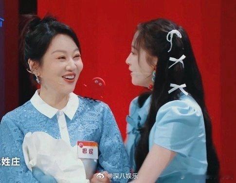 闫妮关晓彤母女共脑不愧是演过母女的，闫妮和关晓彤俩人真是默契十足啊，直接母女共脑