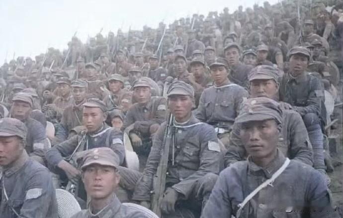 据说这张照片拍摄于1944年陕北延安，照片中的八路军炯炯有神，气场强大！
致敬英