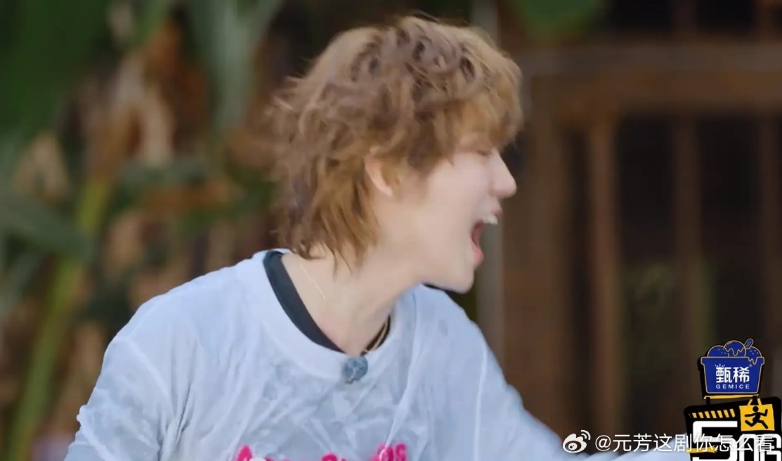 鹿晗灵珠小怒鹿晗被误伤 灵珠小怒名场面！鹿晗被误伤到抓狂，对着那边喊：“往那边玩