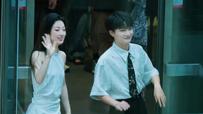 所谓“那英、周深、单依纯随地大小演”的说法，实乃毫无根据的荒谬之谈。此说法大概率