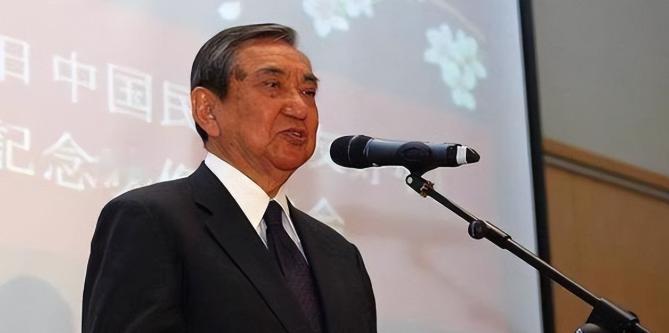 日本政坛最后一块“刹车片”，碎了。
 
89岁的河野洋平在东京闭上双眼，弥留之际