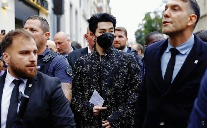 #邓为照片登上路透社# 邓为高光时刻也被英国路透社记载下来啦！首次参加时装周巴黎