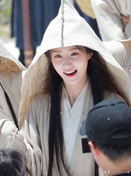 卢昱晓袖口有虫爬出来虫子从袖口爬出，卢昱晓依旧从容摆拍，临场反应超强，太厉害了卢