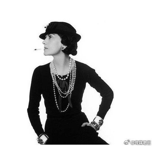 香奈儿女士，情妇出身，成就霸业，没人笑她靠男人给的资源上位，她的事业成就足以凌驾