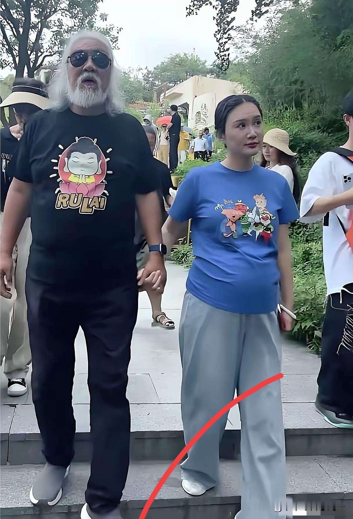 刷到张纪中夫妇爬山的画面，我差点没认出来——这难道是杜星霖又有好消息了？
 
凑