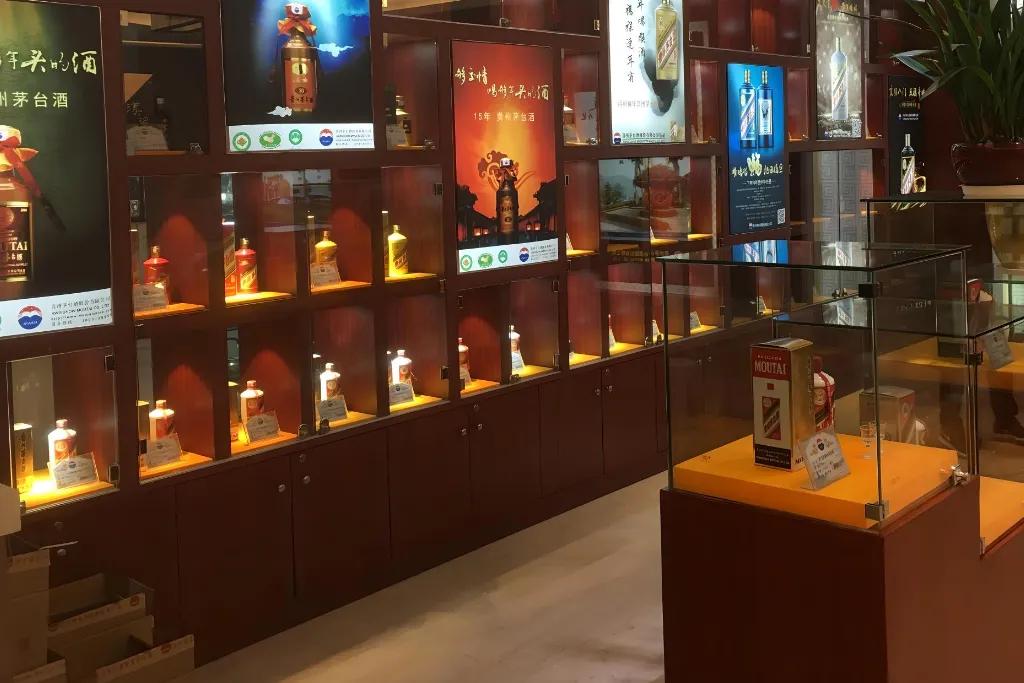 为感谢老领导的提拔，趁即将来临的元旦假期，我准备买2瓶茅台去看望他。问茅台专卖店