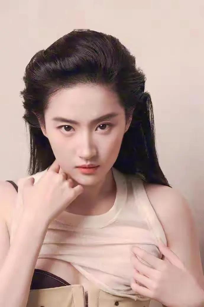 刘亦菲，女明星中的天花板，穿搭颜值双逆天