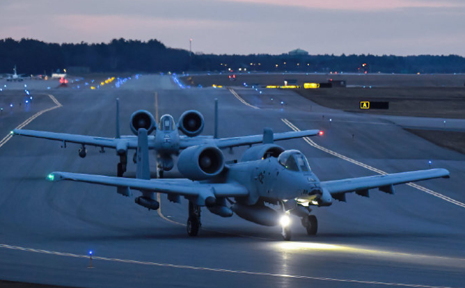 地面战争一触即发，第二批A-10C飞抵中东，5万美军已待命进攻伊朗！4月1日，美